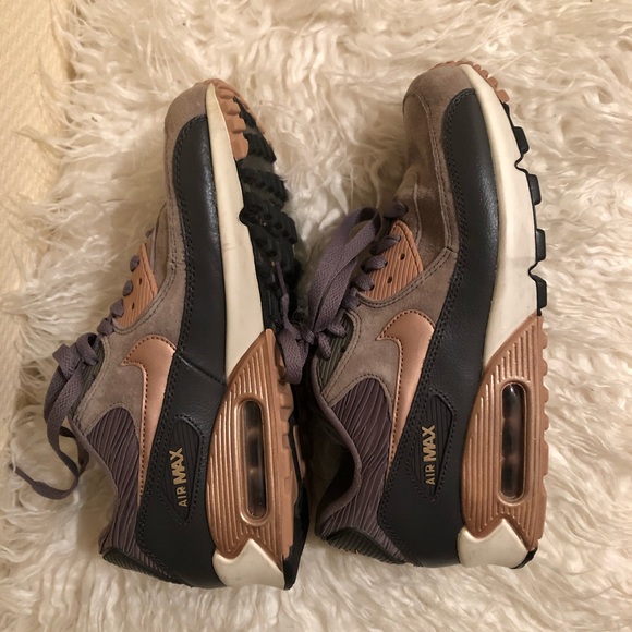 nike rose gold air max - Picture 2 of 4